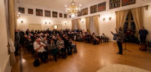 Vernisáž výstavy dřevěných soch a reliéfů